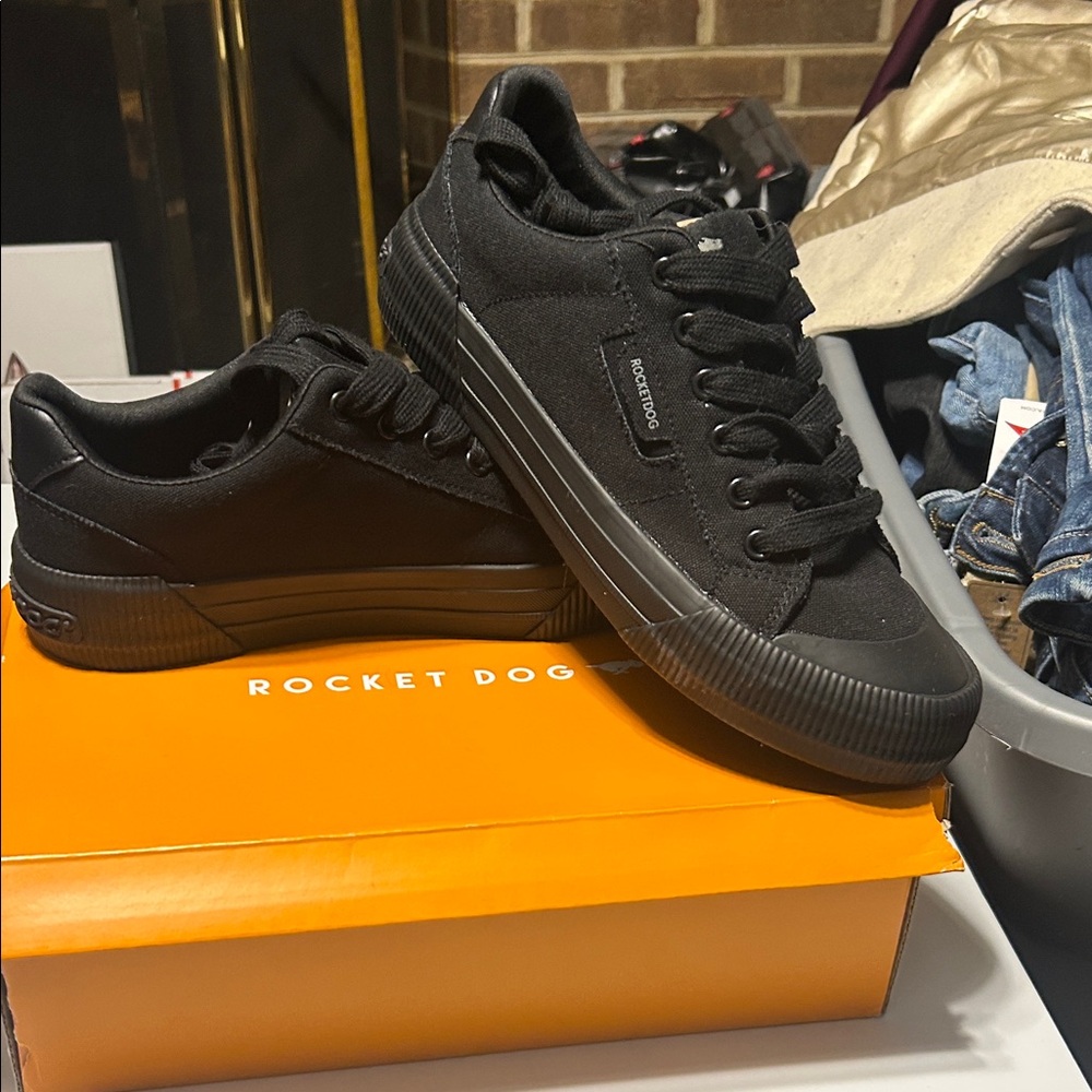 Rocket Dog Men's All-Black Low-Top Canvas Platform Sneakers